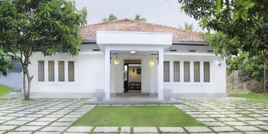 Deco style house in prime location