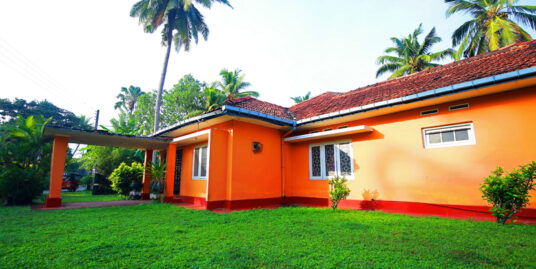 5 bedroomed Deco style house close to beach.