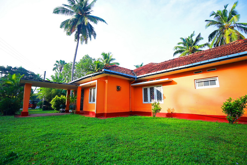 5 bedroomed Deco style house close to beach.