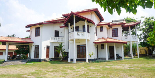 Unawatuna 6-bedroom villa with sea views