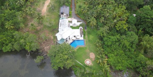 Elegant Villa with Stunning Lake Views and Modern Amenities