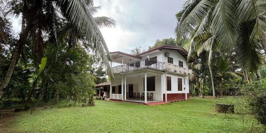 Captivating house with land for sale from Padukka