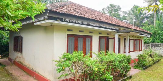 5 Bedrooms, Utilities in Place, and 750m to the Beach