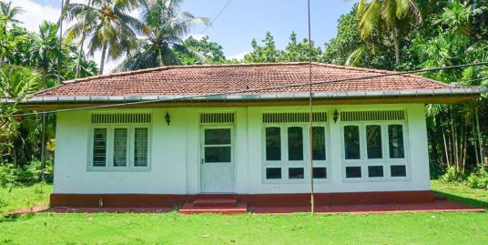 House with four bedrooms on 40p near the beach