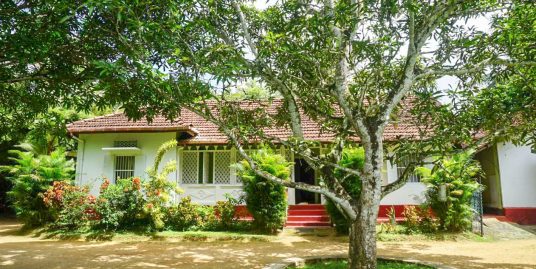 Spacious 43p land with colonial house near Dewata beach